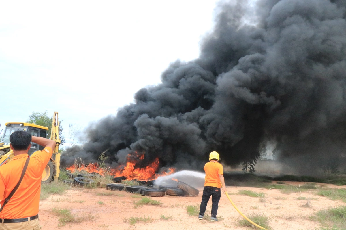 มือดีเผายางรถยนต์กว่า100เส้นกลิ่นเหม็บรบกวนชาวบ้าน