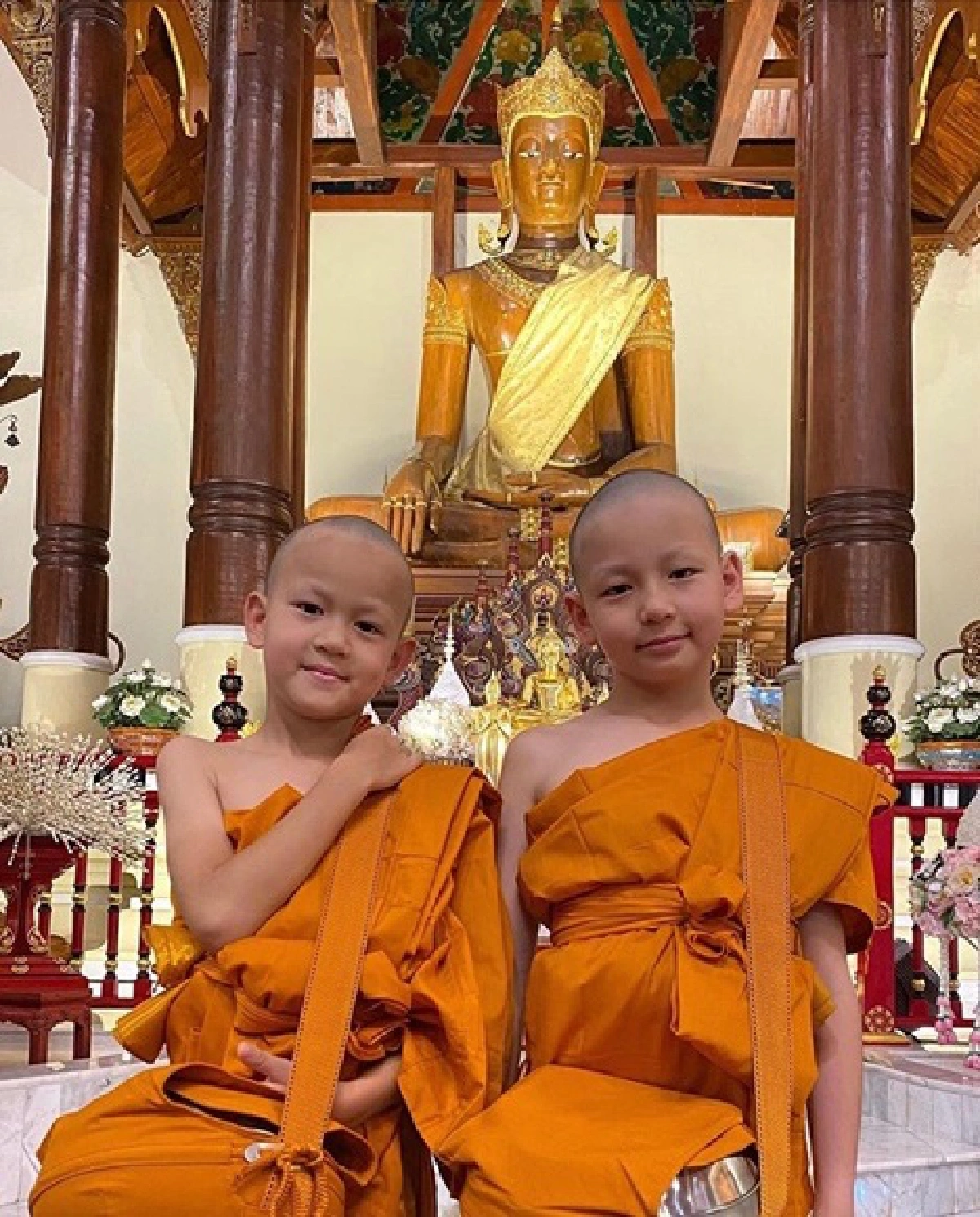 “พลอย ชิดจันทร์” และสามี อิ่มอกอิ่มใจหนัก “น้องชิโน่-น้องชิต้าร์” บวชเณร