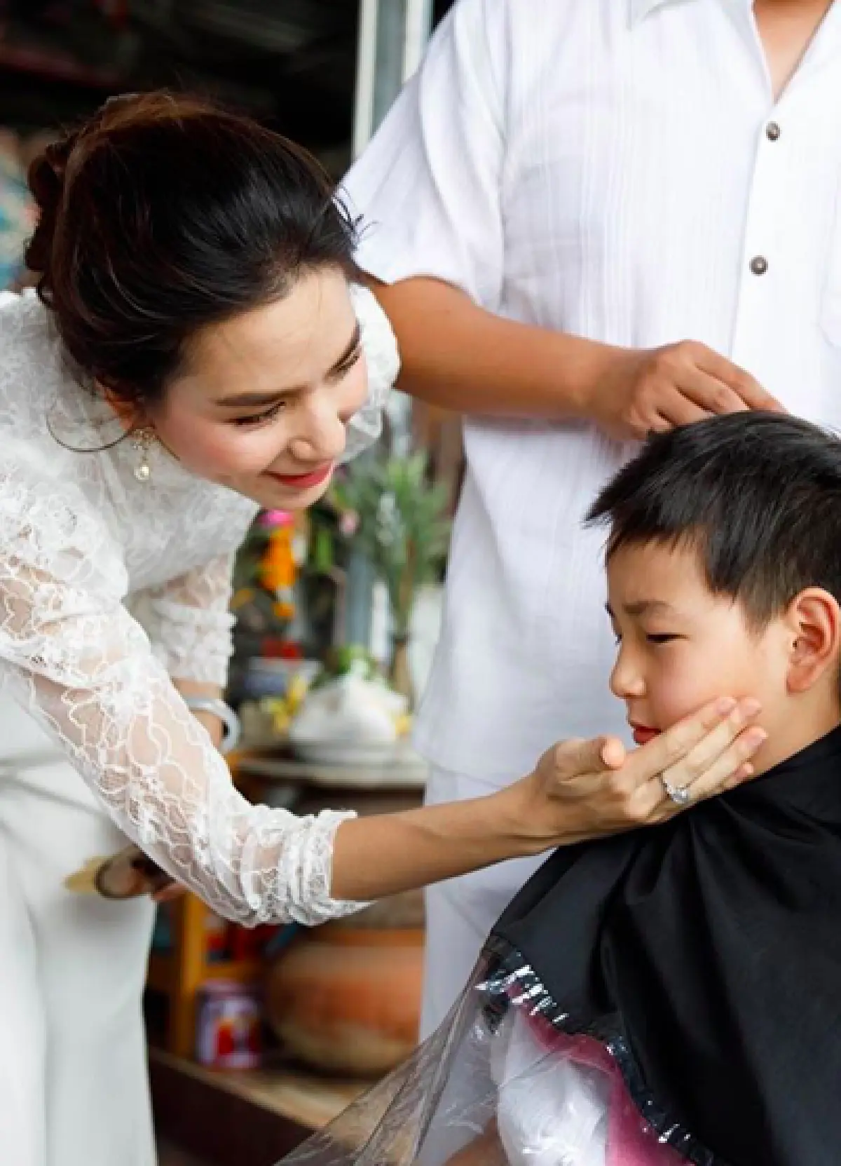 “พลอย ชิดจันทร์” และสามี อิ่มอกอิ่มใจหนัก “น้องชิโน่-น้องชิต้าร์” บวชเณร