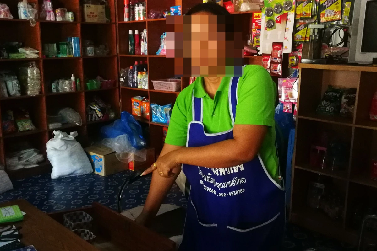 โจรไอ้โม่งชักมีดจี้แม่ค้าร้านของชำชิงเงิน2พันหนีลอยนวล