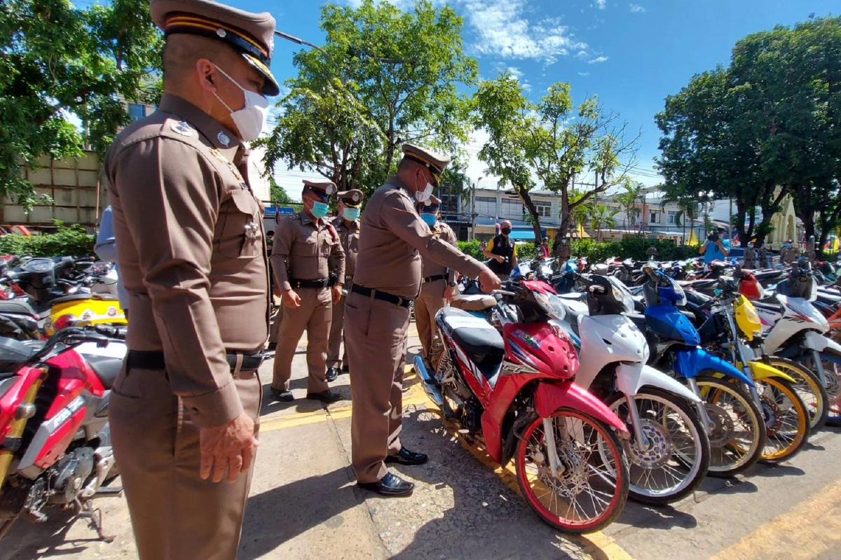 ตำรวจโคราชกวาดล้างแว้นซิ่งยึดจยย.-ท่อไอเสียเพียบ!
