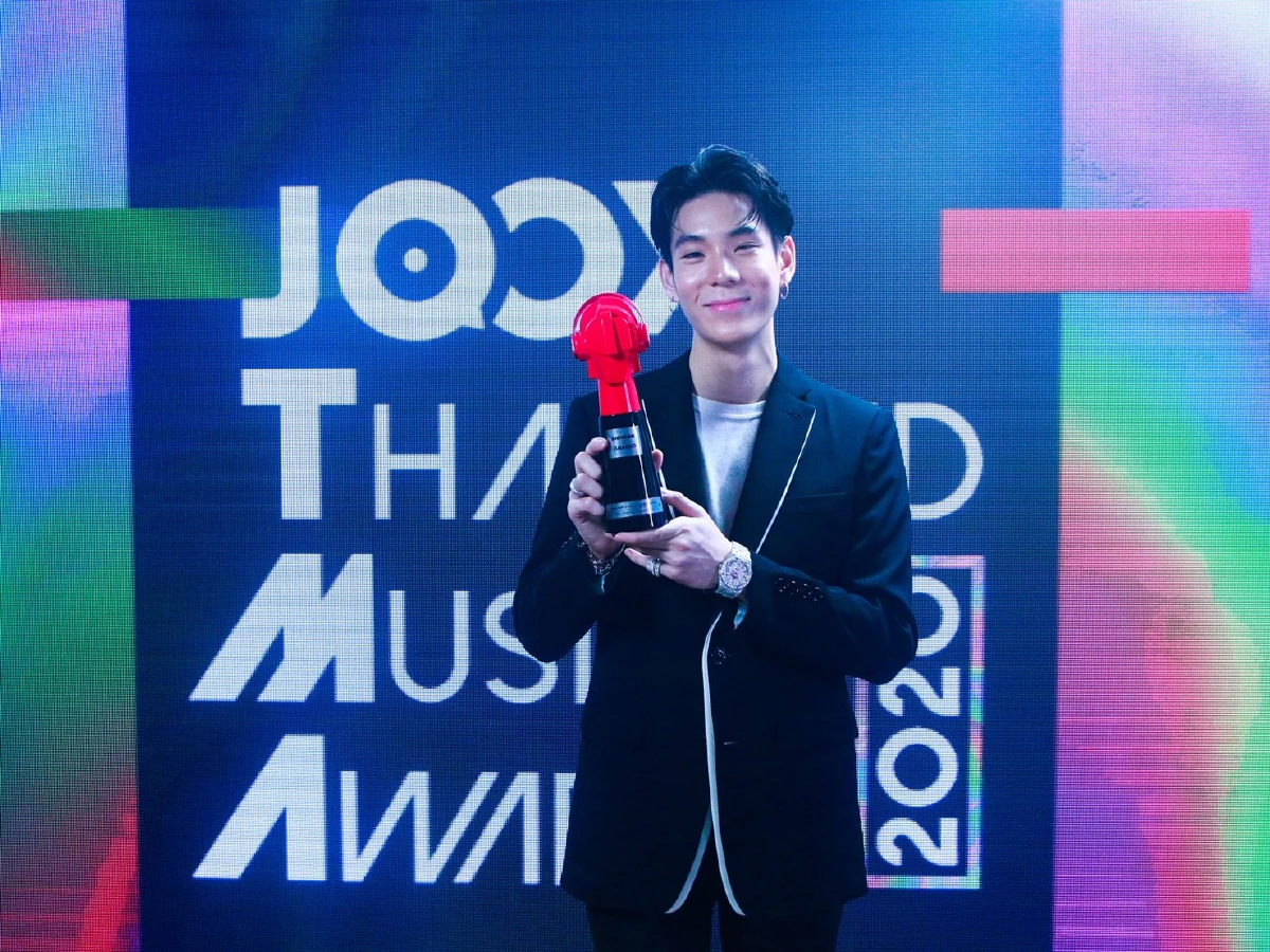แว่นใหญ่ คว้าศิลปินแห่งปี JTMA2020 แบมแบม-ไอซ์-แพรวา ร่วมสร้างปรากฏการณ์