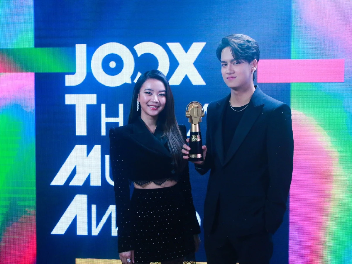 แว่นใหญ่ คว้าศิลปินแห่งปี JTMA2020 แบมแบม-ไอซ์-แพรวา ร่วมสร้างปรากฏการณ์