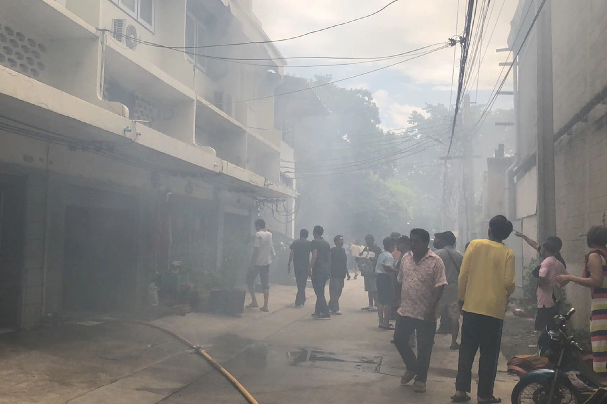 ไฟฟ้าลัดวงจรไหม้โกดังรีไซเคิลขวดแก้ววอด