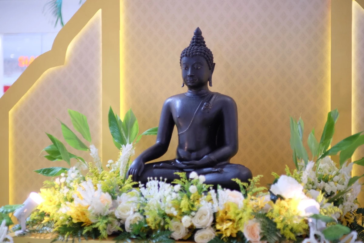 “ไอคอนสยาม ไหว้พระสุขใจ หล่อเทียนไทยให้เรืองรอง” มหัศจรรย์งานบุญครั้งยิ่งใหญ่เนื่องในวันเข้าพรรษา 