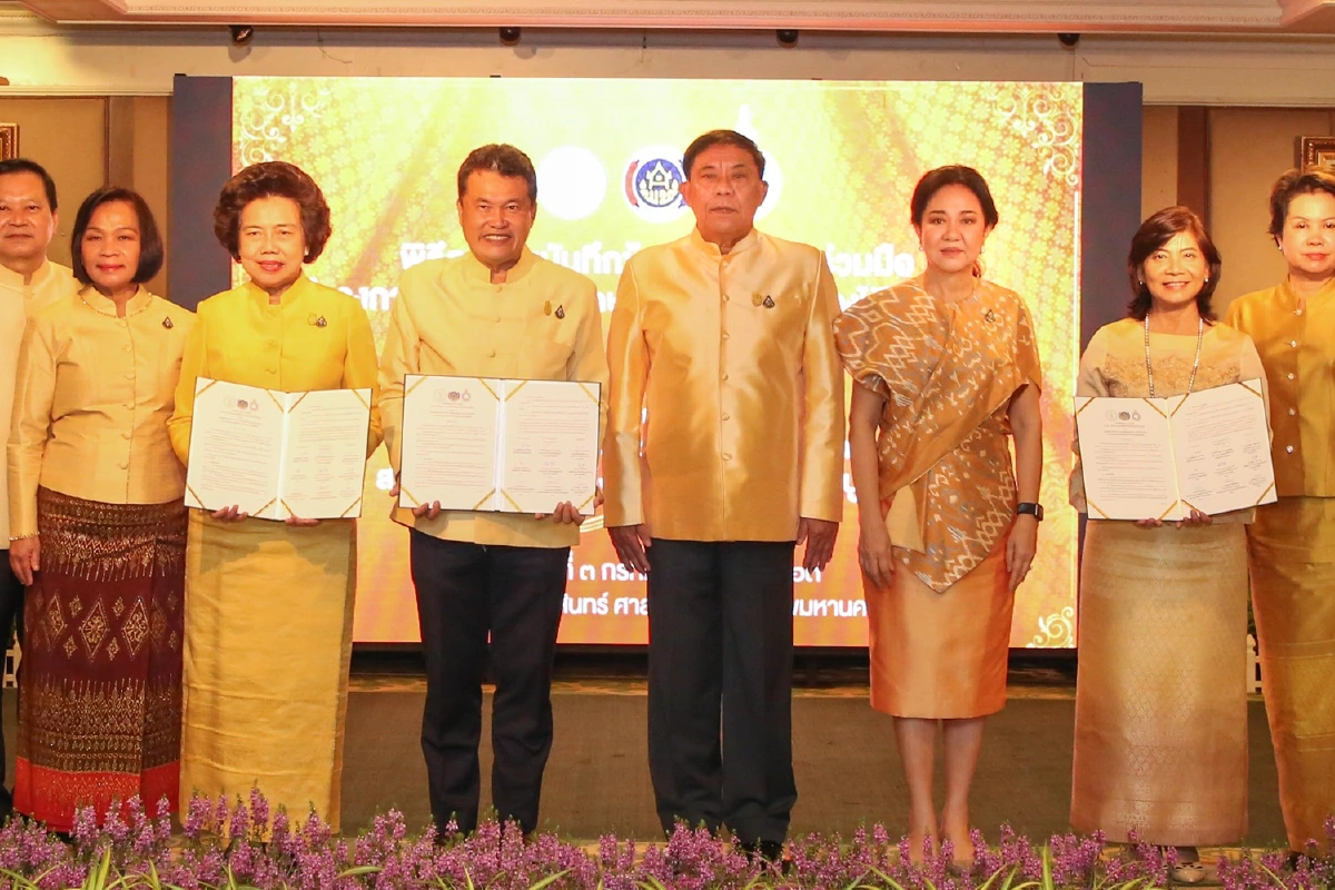 พช.-สภาสตรีฯ-กทม.ร่วมรณรงค์ข้าราชการใส่ผ้าไทยสร้างรายได้สู่ชุมชน