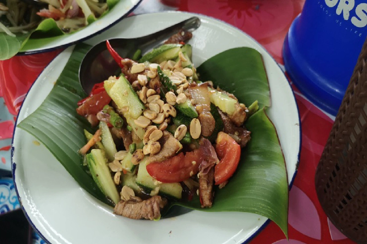 น่าเอาอย่าง! สามีภรรยา นำเงินเยียวยาโควิดต่อทุนเปิดร้านส้มตำราคาถูก ลูกค้าแห่กินเพียบ