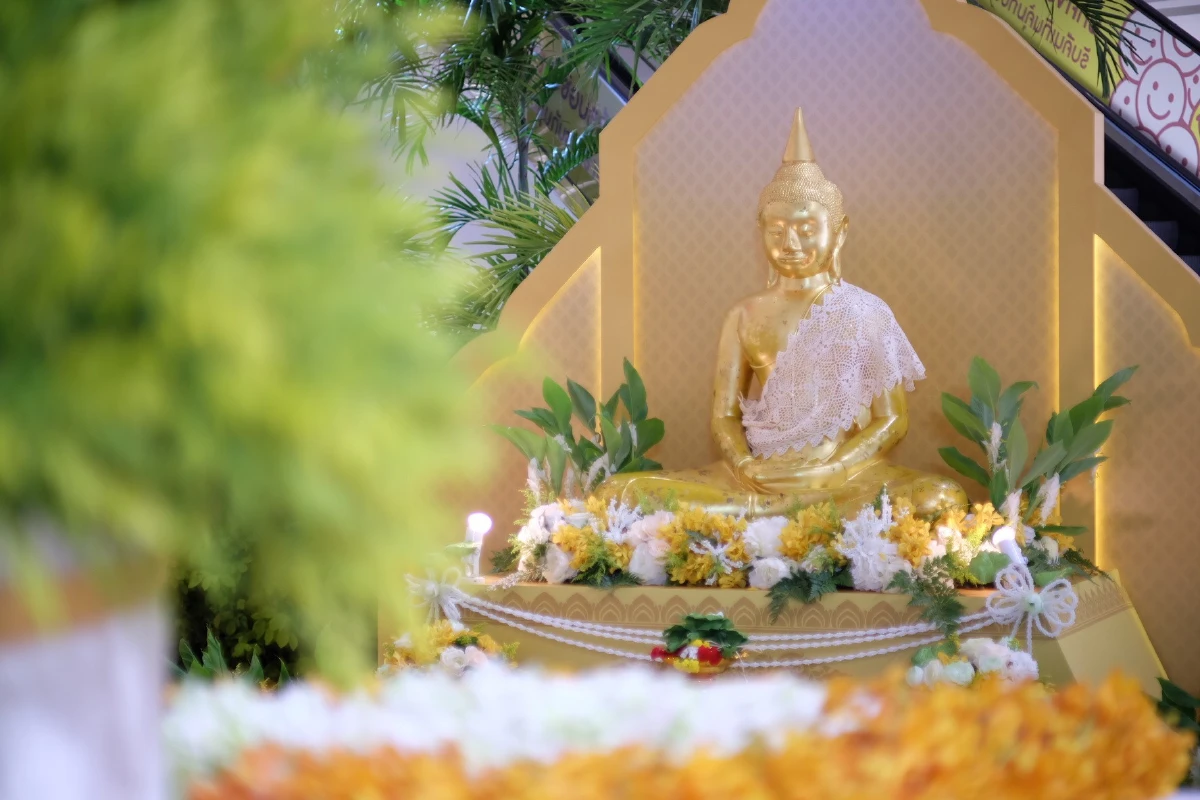 “ไอคอนสยาม ไหว้พระสุขใจ หล่อเทียนไทยให้เรืองรอง” มหัศจรรย์งานบุญครั้งยิ่งใหญ่เนื่องในวันเข้าพรรษา 