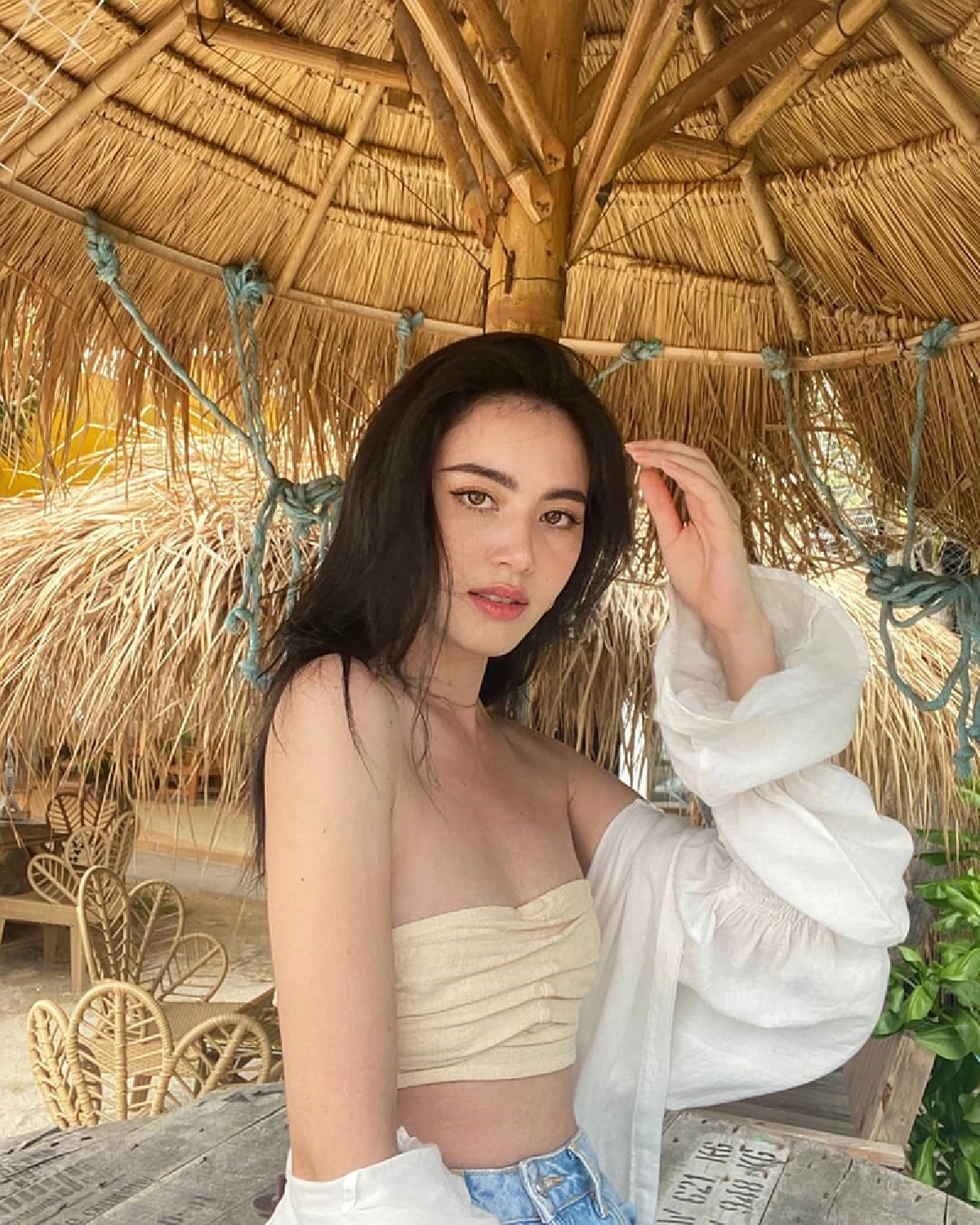 ดาเมจแรงมาก! ใหม่ ดาวิกา สวยเซ็กซี่ในชุดเกาะอกตัวจิ๋วริมทะเล 