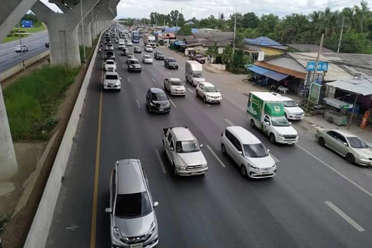 หยุดยาวเข้าพรรษาจราจรโคราชเต็มทุกช่องประชาชนเดินทางต่อเนื่อง