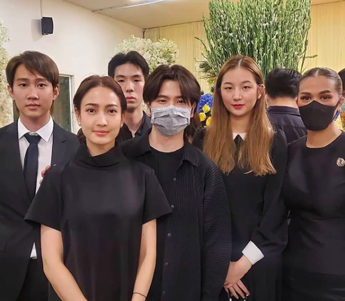 เหล่าคนบันเทิงเดินทางมาร่วมไว้อาลัย “คุณพ่อแต้ว ณฐพร”