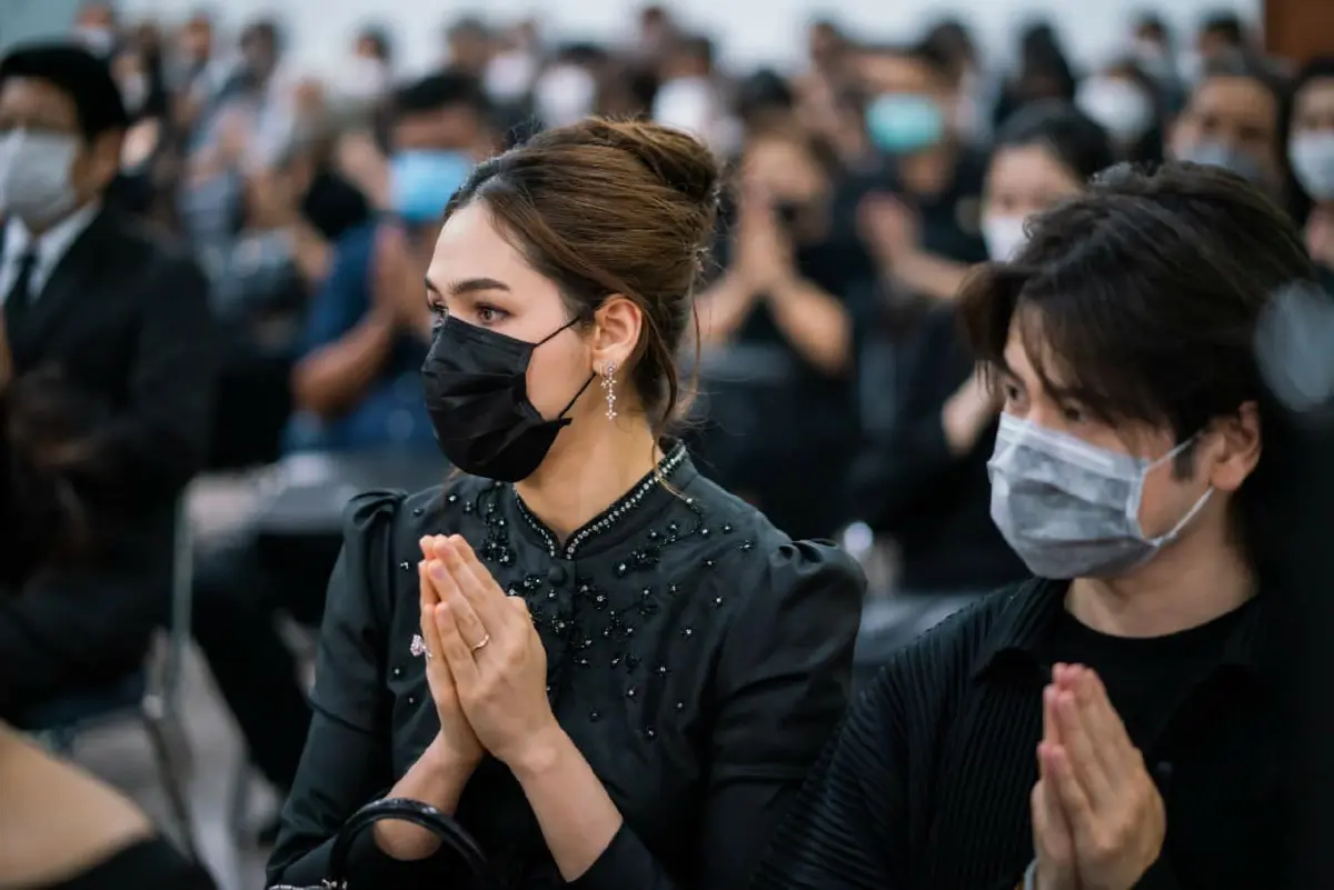 เหล่าคนบันเทิงเดินทางมาร่วมไว้อาลัย “คุณพ่อแต้ว ณฐพร”