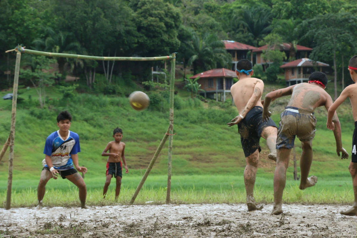 นักท่องเที่ยวแน่นสังขละบุรีแห่ดูฟุตบอลเท้าเปล่าใต้สะพานมอญ