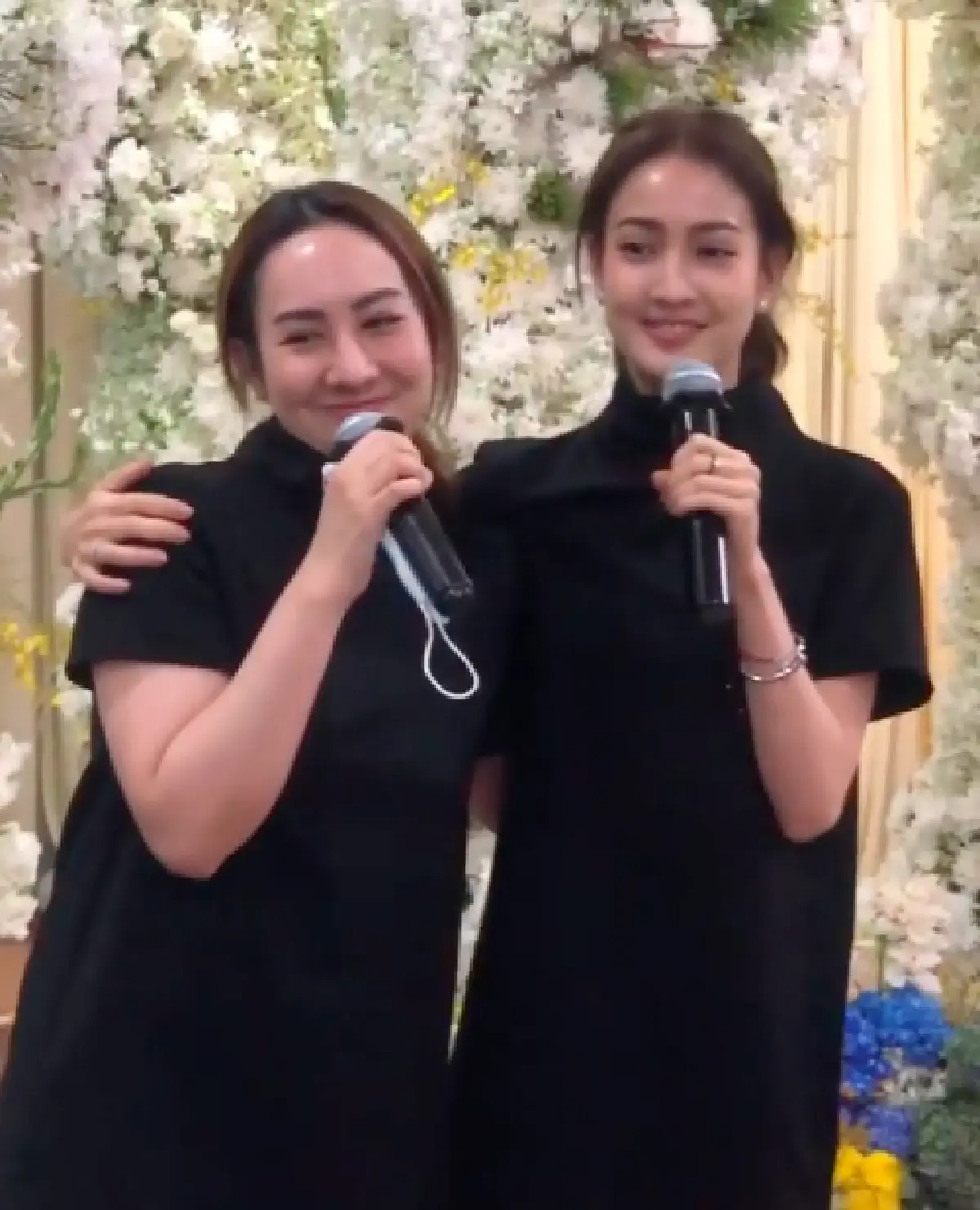 “แต้ว” กอดคอพี่สาวพากันร้องเพลงส่งถึงคุณพ่อ และเป็นกำลังใจให้คุณแม่ 