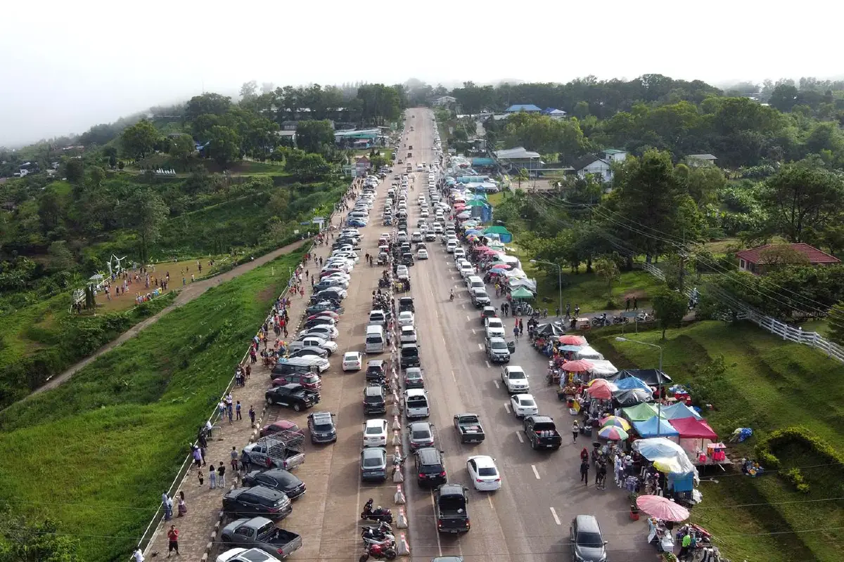"เขาค้อ"คนทะลักเที่ยว รถติดยาวหลายกิโลเมตร