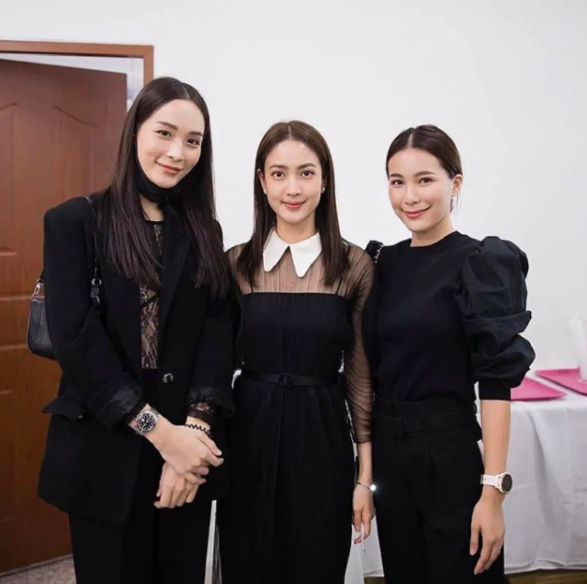 เหล่าคนบันเทิงเดินทางมาร่วมไว้อาลัย “คุณพ่อแต้ว ณฐพร”