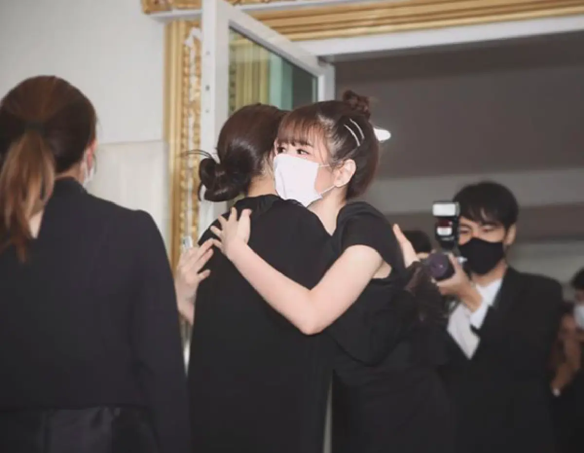 เหล่าคนบันเทิงเดินทางมาร่วมไว้อาลัย “คุณพ่อแต้ว ณฐพร”