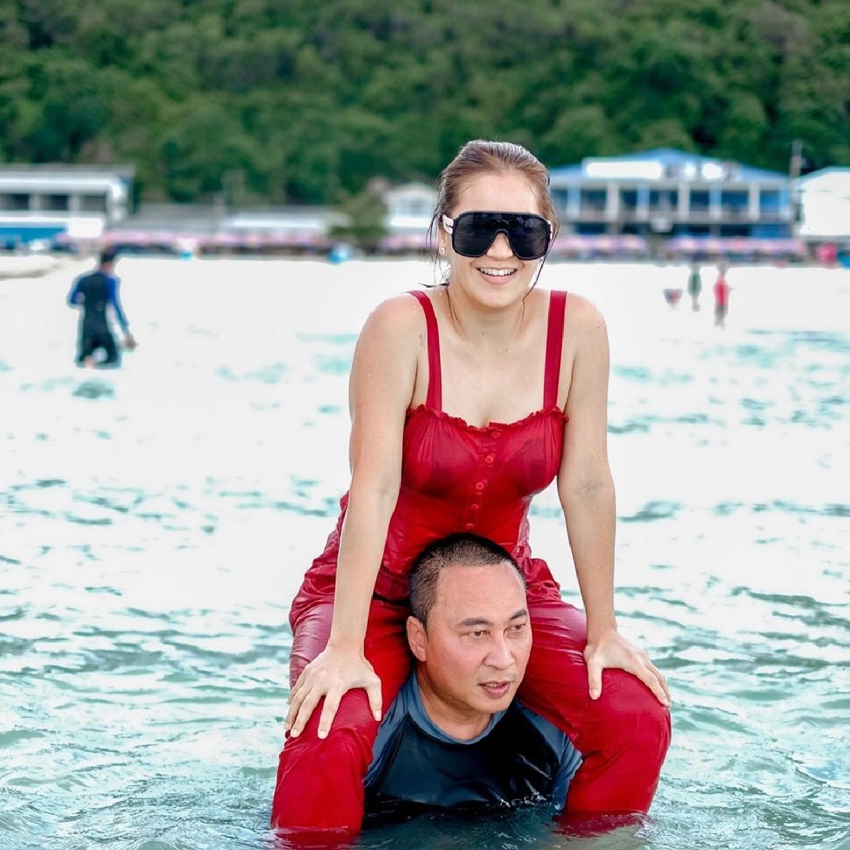 "เปิ้ล นาคร" โพสต์ภาพหวานคู่ "จูน กษมา" ขี่คอกลางทะเล แต่งานนี้มีหักมุม