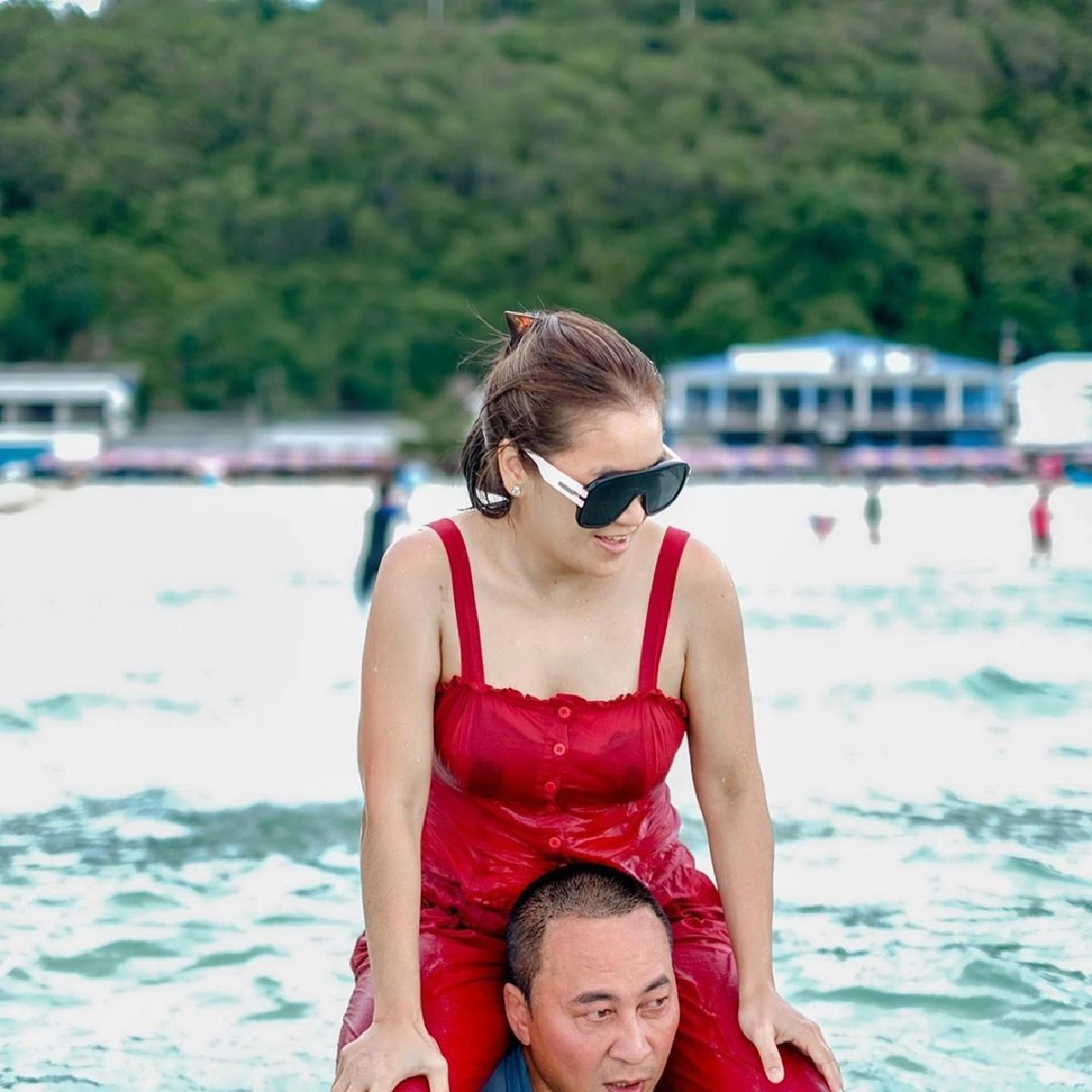 "เปิ้ล นาคร" โพสต์ภาพหวานคู่ "จูน กษมา" ขี่คอกลางทะเล แต่งานนี้มีหักมุม