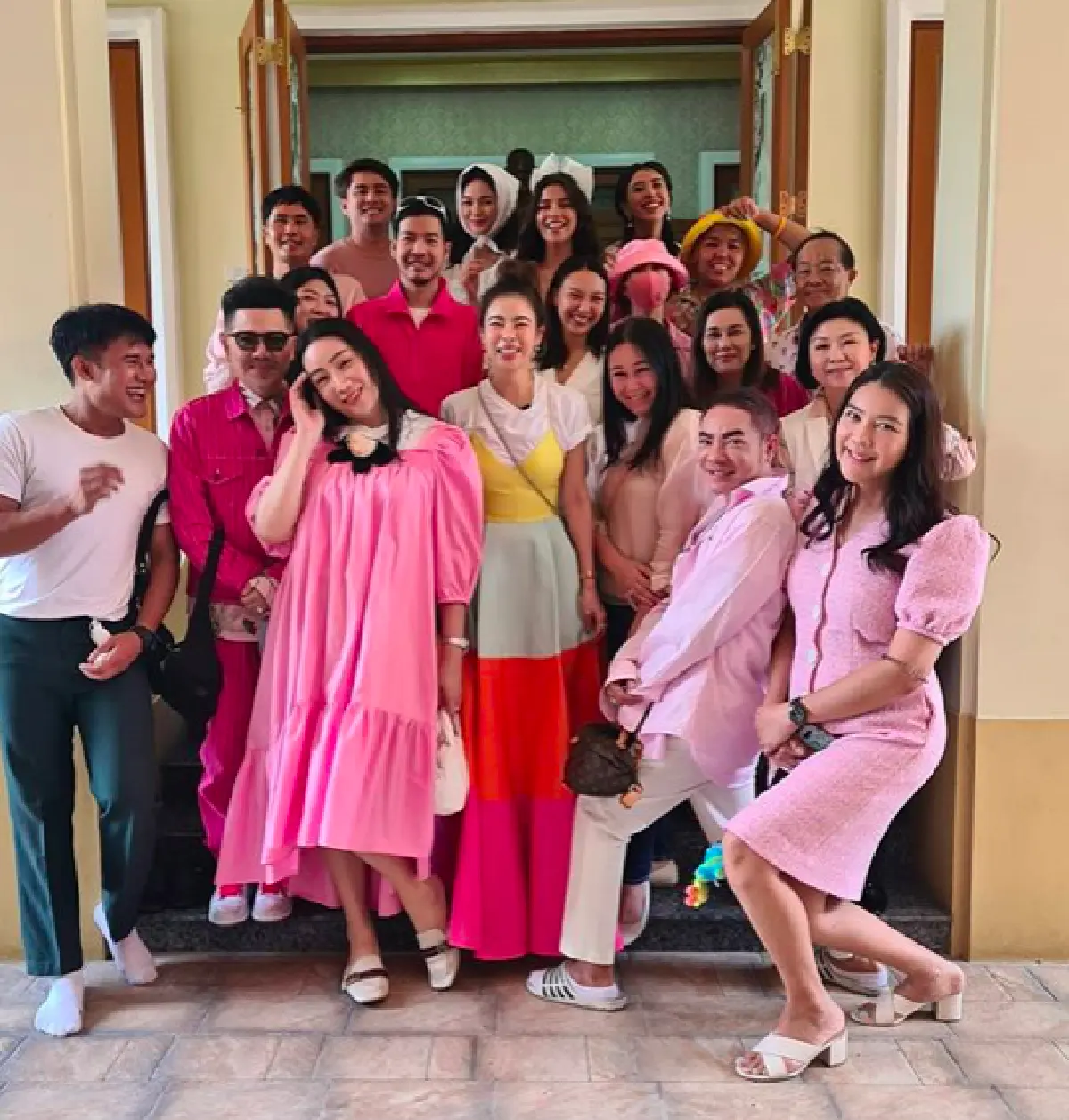 “คริส หอวัง” แท็กทีมคนสนิท ทำบุญวันเกิดอายุครบ 40 ปี 