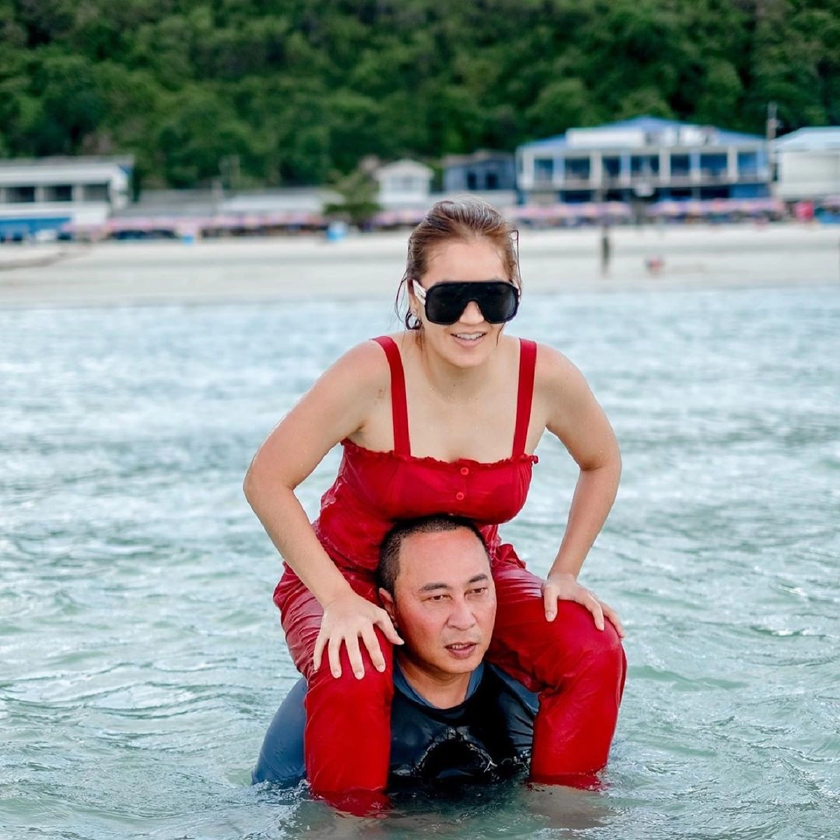 "เปิ้ล นาคร" โพสต์ภาพหวานคู่ "จูน กษมา" ขี่คอกลางทะเล แต่งานนี้มีหักมุม