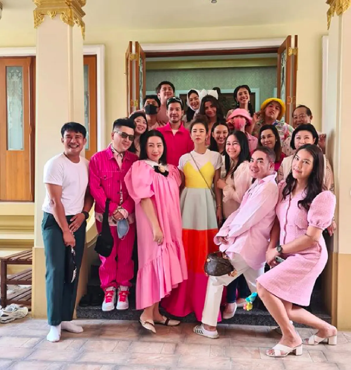 “คริส หอวัง” แท็กทีมคนสนิท ทำบุญวันเกิดอายุครบ 40 ปี 