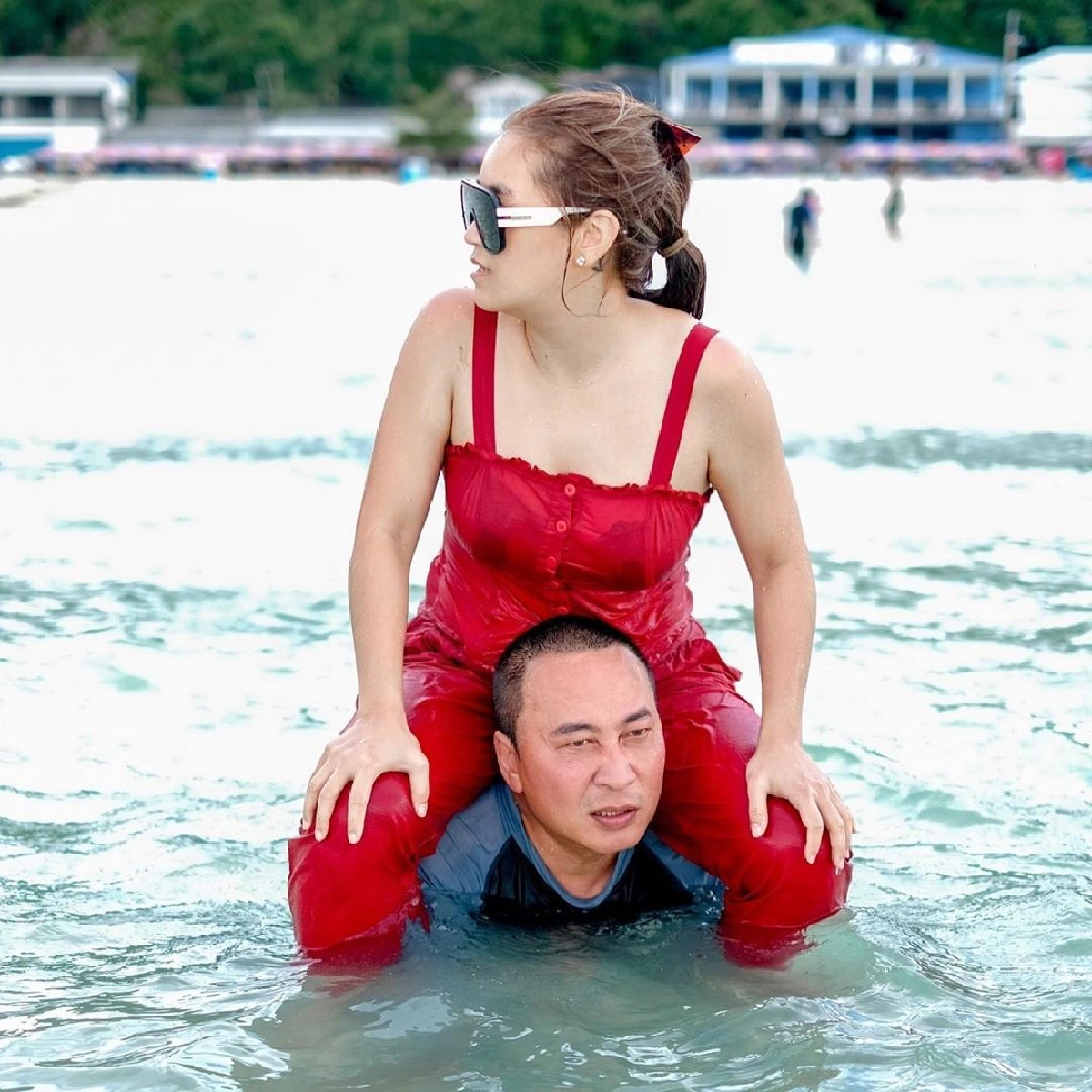 "เปิ้ล นาคร" โพสต์ภาพหวานคู่ "จูน กษมา" ขี่คอกลางทะเล แต่งานนี้มีหักมุม