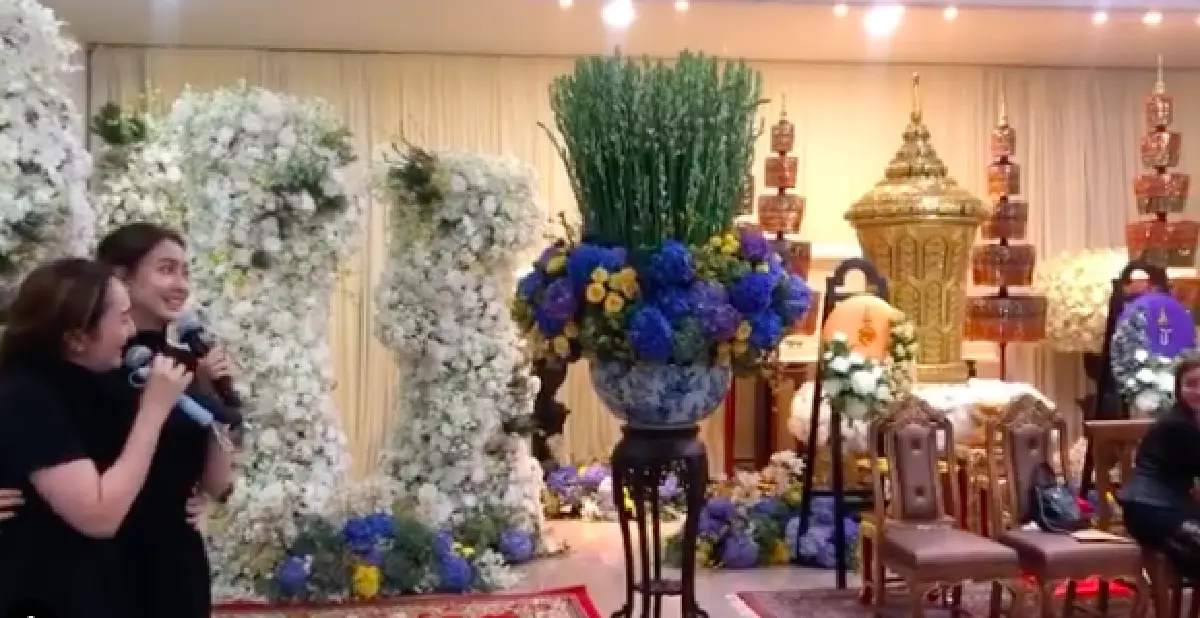 “แต้ว” กอดคอพี่สาวพากันร้องเพลงส่งถึงคุณพ่อ และเป็นกำลังใจให้คุณแม่ 