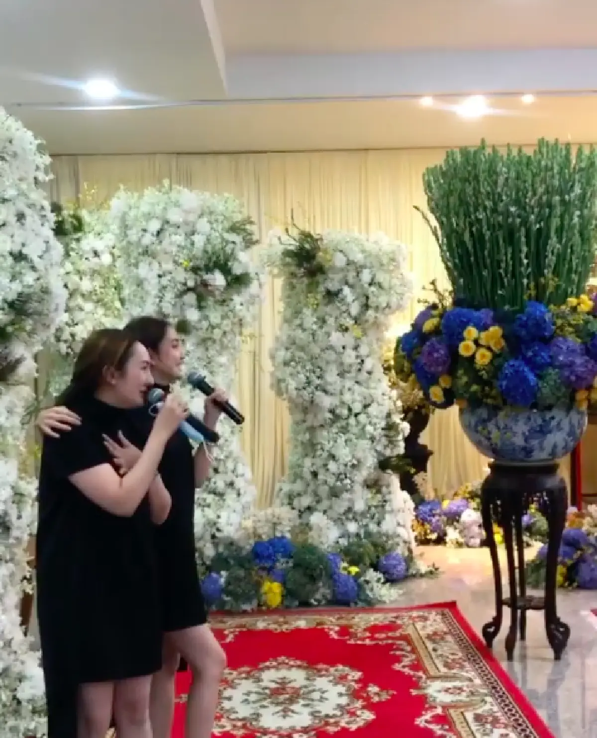 “แต้ว” กอดคอพี่สาวพากันร้องเพลงส่งถึงคุณพ่อ และเป็นกำลังใจให้คุณแม่ 