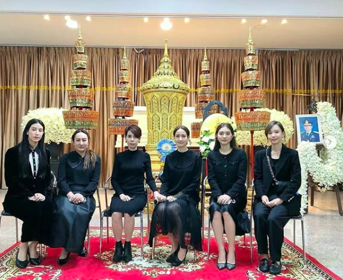 เหล่าคนบันเทิงเดินทางมาร่วมไว้อาลัย “คุณพ่อแต้ว ณฐพร”