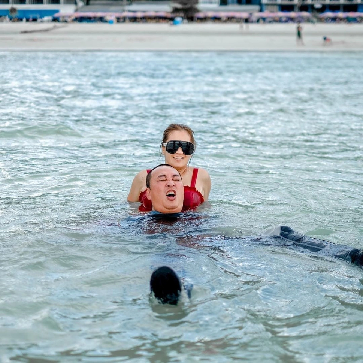 "เปิ้ล นาคร" โพสต์ภาพหวานคู่ "จูน กษมา" ขี่คอกลางทะเล แต่งานนี้มีหักมุม