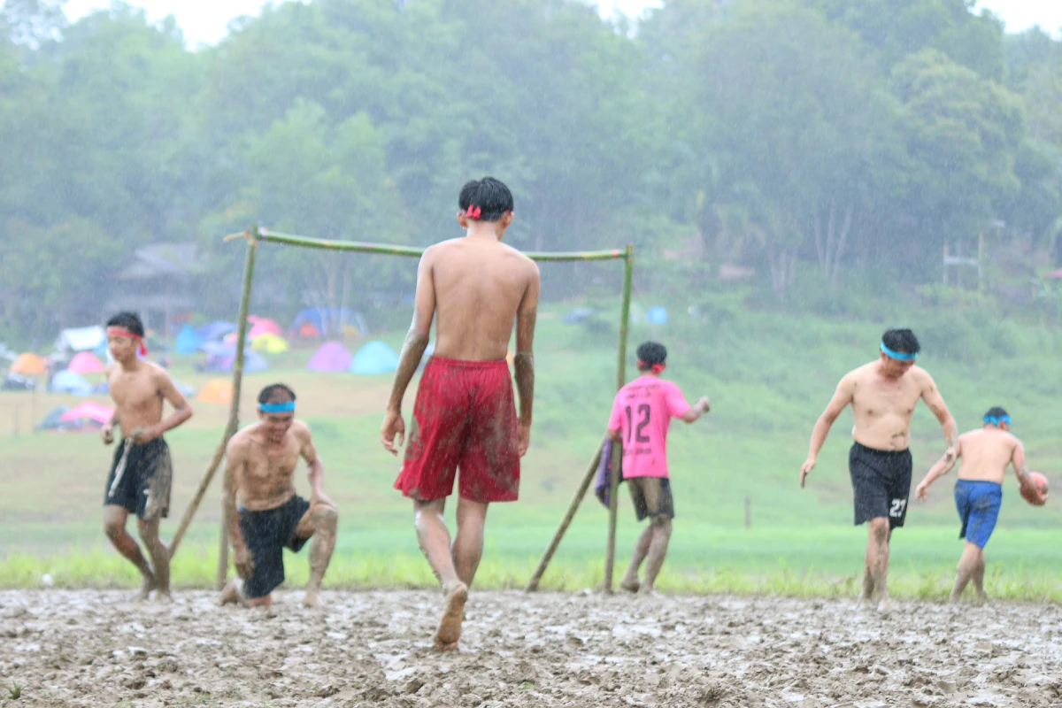 นักท่องเที่ยวแน่นสังขละบุรีแห่ดูฟุตบอลเท้าเปล่าใต้สะพานมอญ