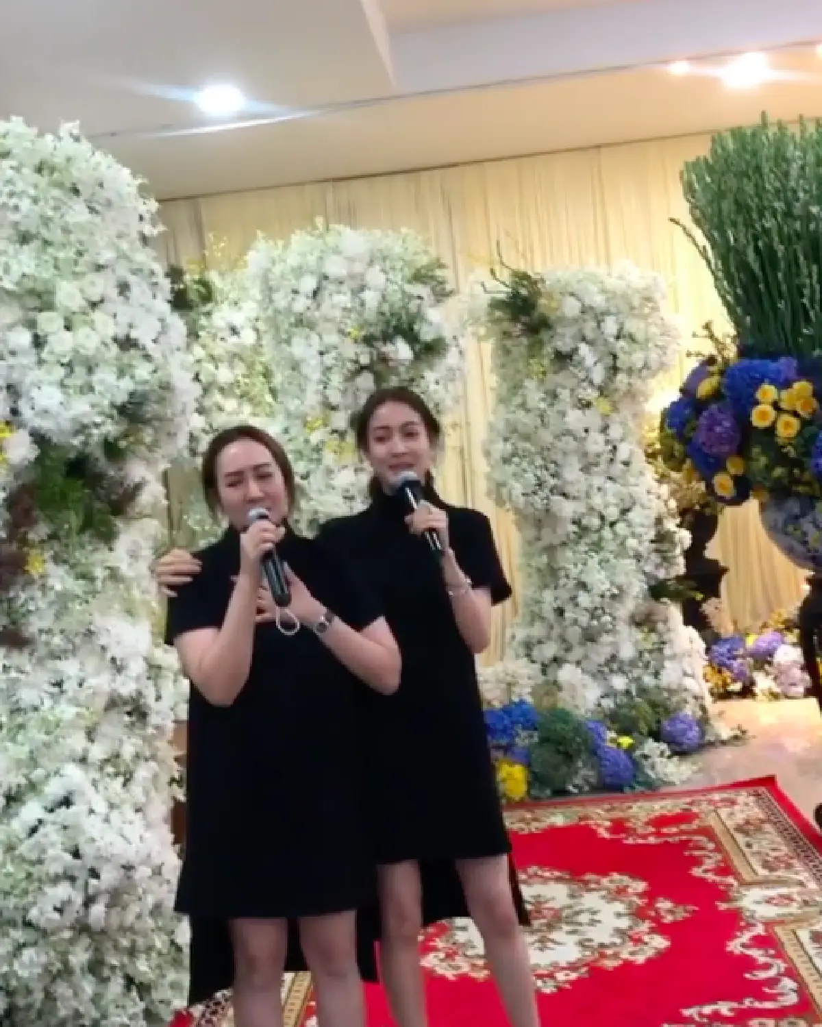 “แต้ว” กอดคอพี่สาวพากันร้องเพลงส่งถึงคุณพ่อ และเป็นกำลังใจให้คุณแม่ 