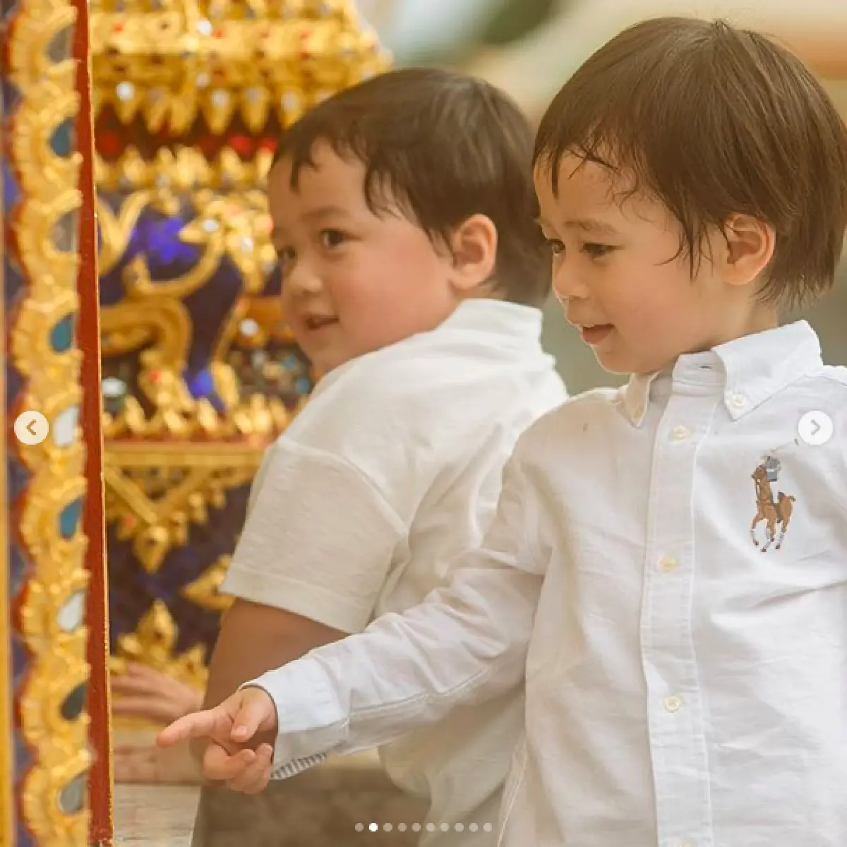 “ชมพู่” แต่งชุดไทยสุดสง่า พา “น้องสายฟ้า-น้องพายุ” และสามี เข้าวัดทำบุญ