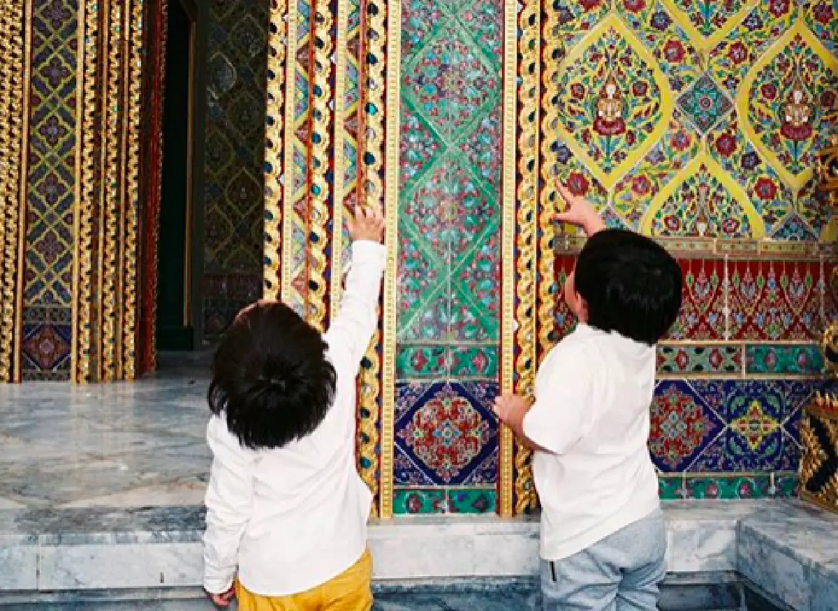 “ชมพู่” แต่งชุดไทยสุดสง่า พา “น้องสายฟ้า-น้องพายุ” และสามี เข้าวัดทำบุญ