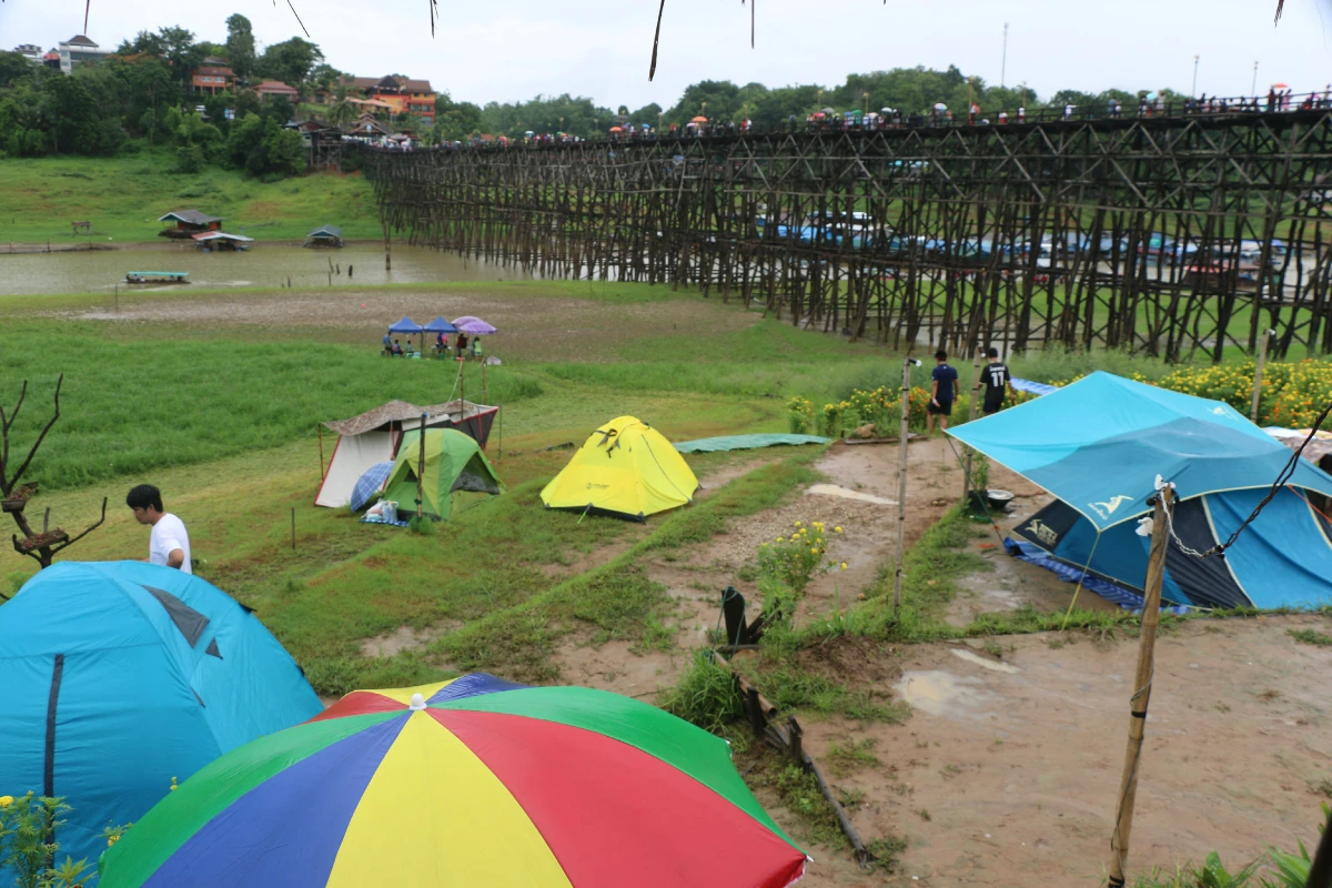 สะพานมอญสังขละบุรีนักท่องเที่ยวทะลักรถติดยาวหลายกิโลเมตร 