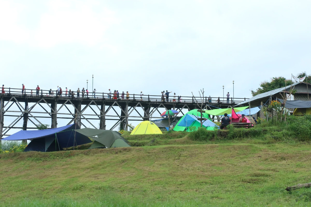 สะพานมอญสังขละบุรีนักท่องเที่ยวทะลักรถติดยาวหลายกิโลเมตร 