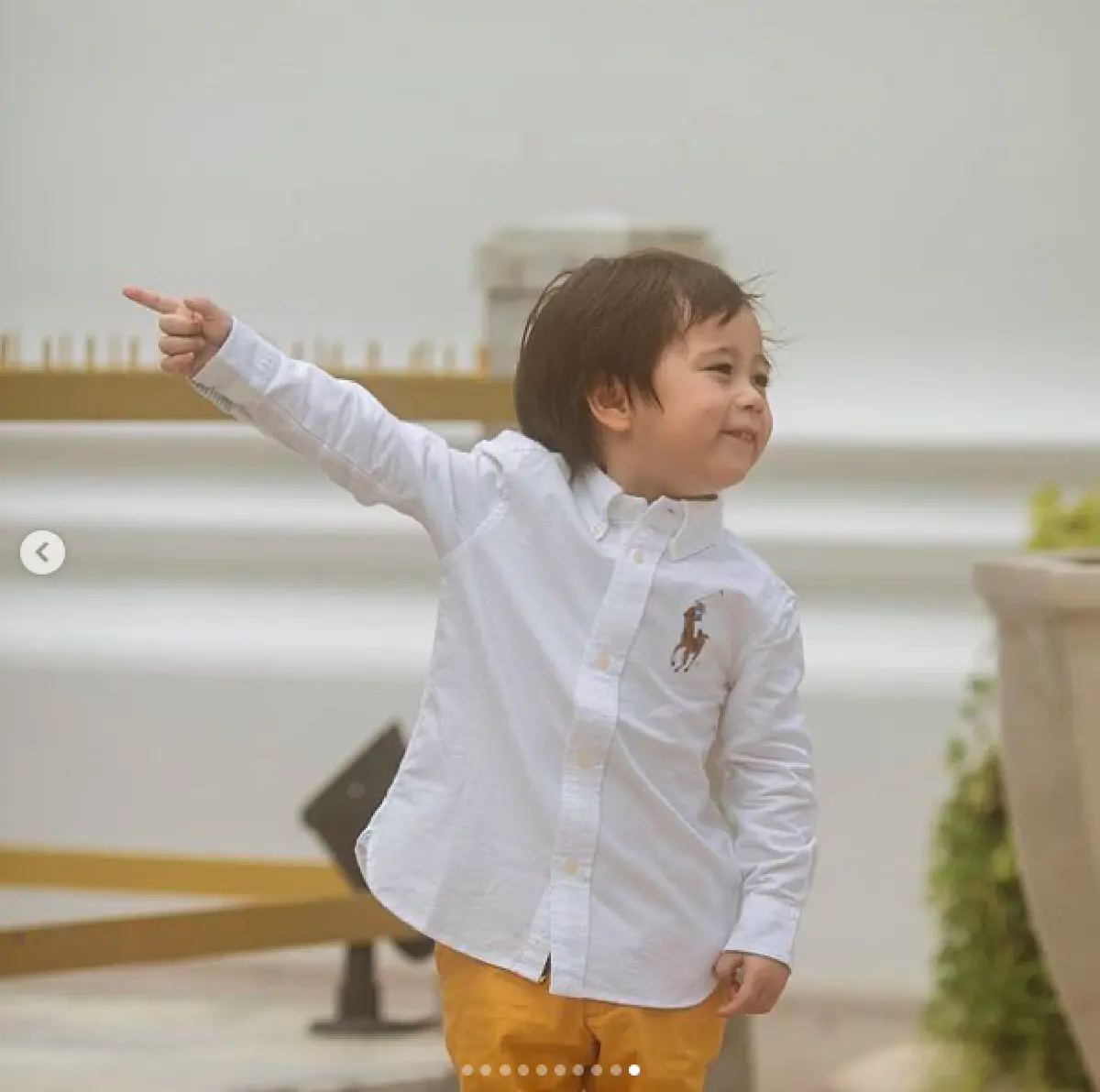 “ชมพู่” แต่งชุดไทยสุดสง่า พา “น้องสายฟ้า-น้องพายุ” และสามี เข้าวัดทำบุญ