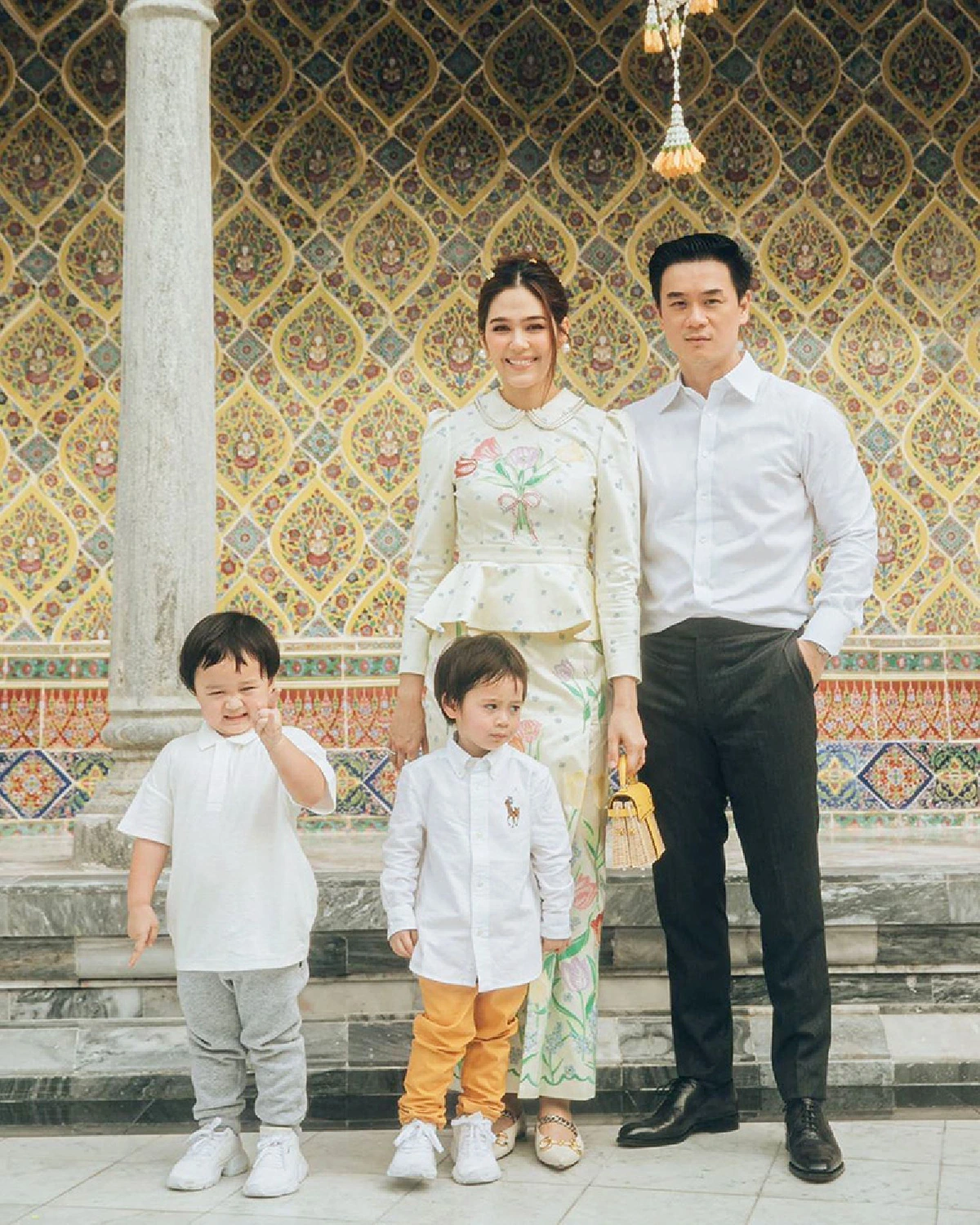 “ชมพู่” แต่งชุดไทยสุดสง่า พา “น้องสายฟ้า-น้องพายุ” และสามี เข้าวัดทำบุญ