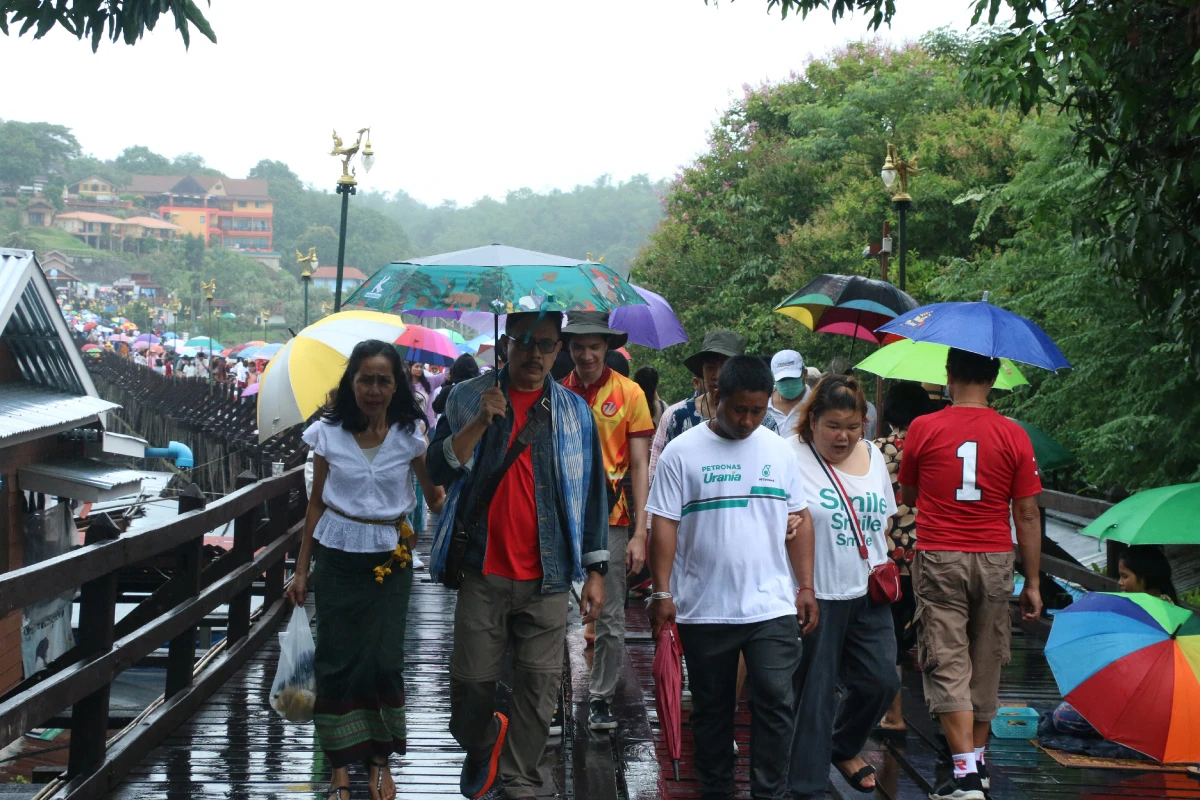 สะพานมอญสังขละบุรีนักท่องเที่ยวทะลักรถติดยาวหลายกิโลเมตร 