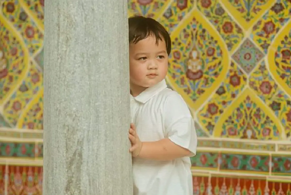 “ชมพู่” แต่งชุดไทยสุดสง่า พา “น้องสายฟ้า-น้องพายุ” และสามี เข้าวัดทำบุญ