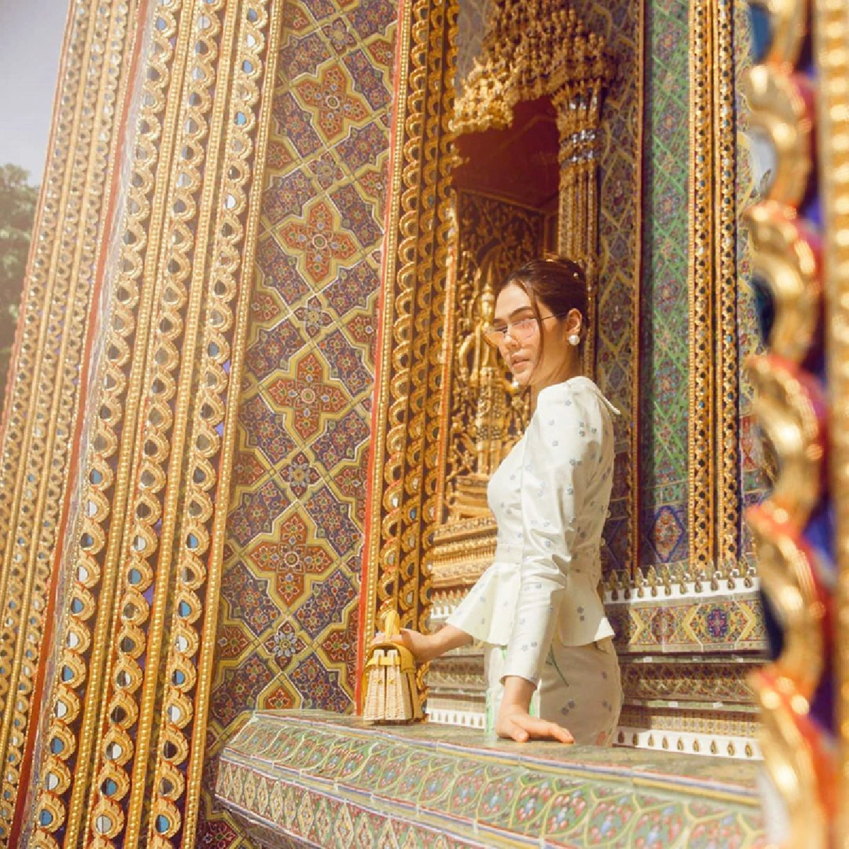 “ชมพู่” แต่งชุดไทยสุดสง่า พา “น้องสายฟ้า-น้องพายุ” และสามี เข้าวัดทำบุญ