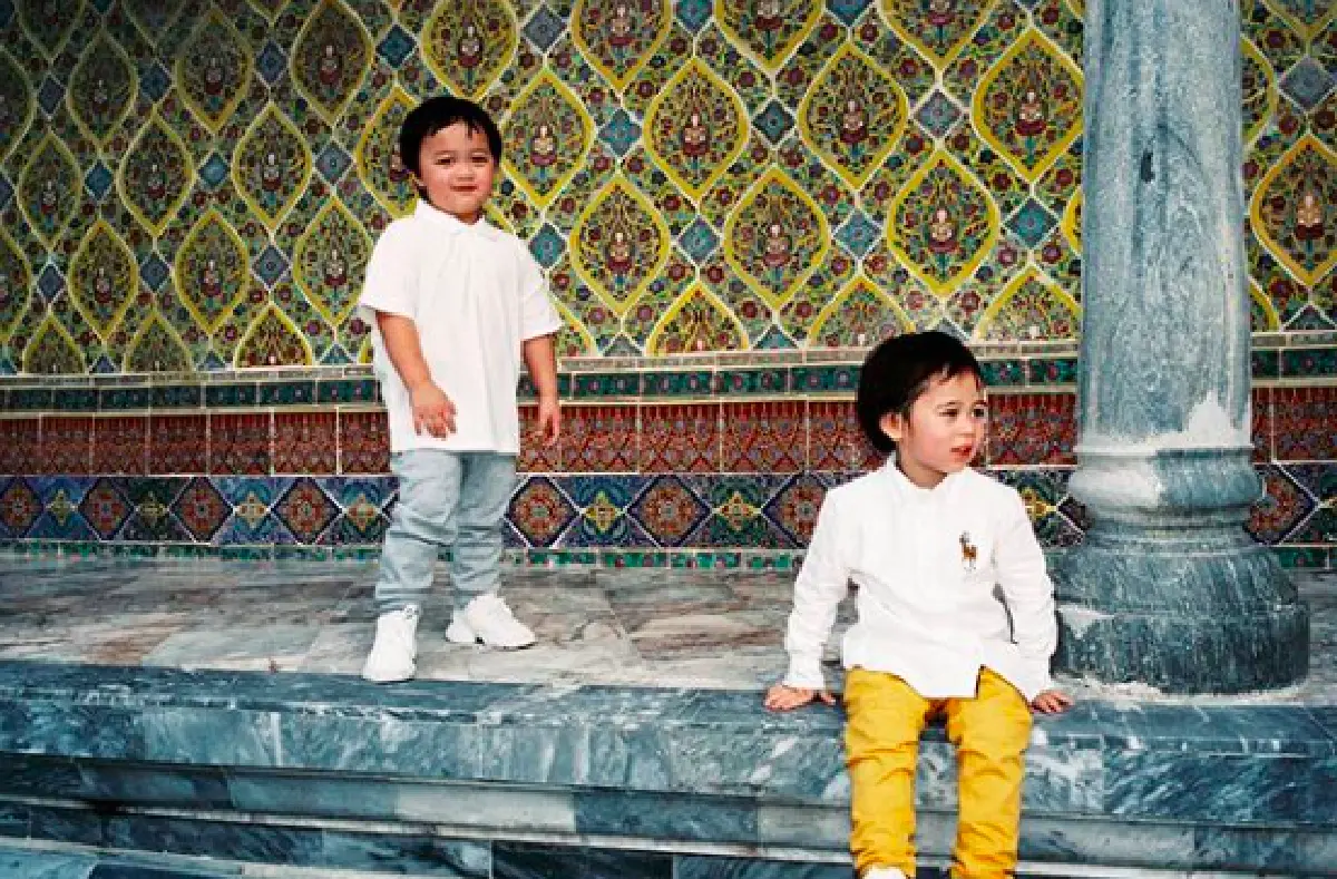 “ชมพู่” แต่งชุดไทยสุดสง่า พา “น้องสายฟ้า-น้องพายุ” และสามี เข้าวัดทำบุญ