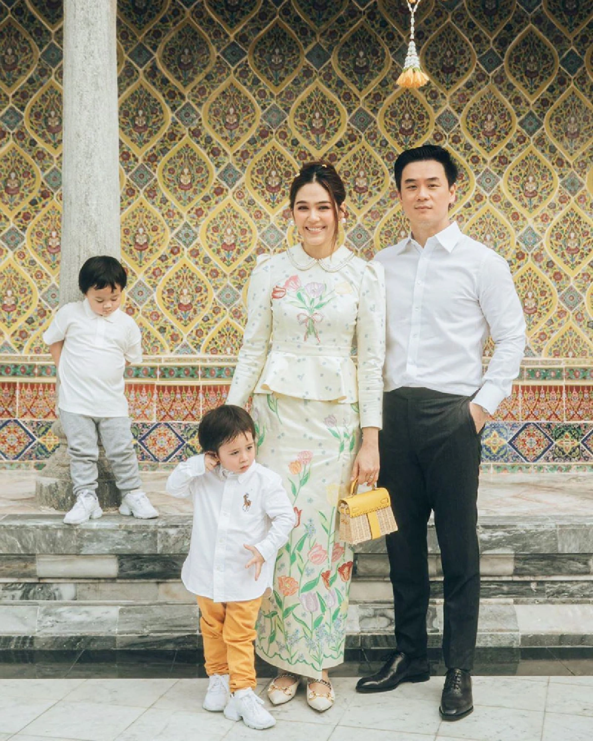 “ชมพู่” แต่งชุดไทยสุดสง่า พา “น้องสายฟ้า-น้องพายุ” และสามี เข้าวัดทำบุญ