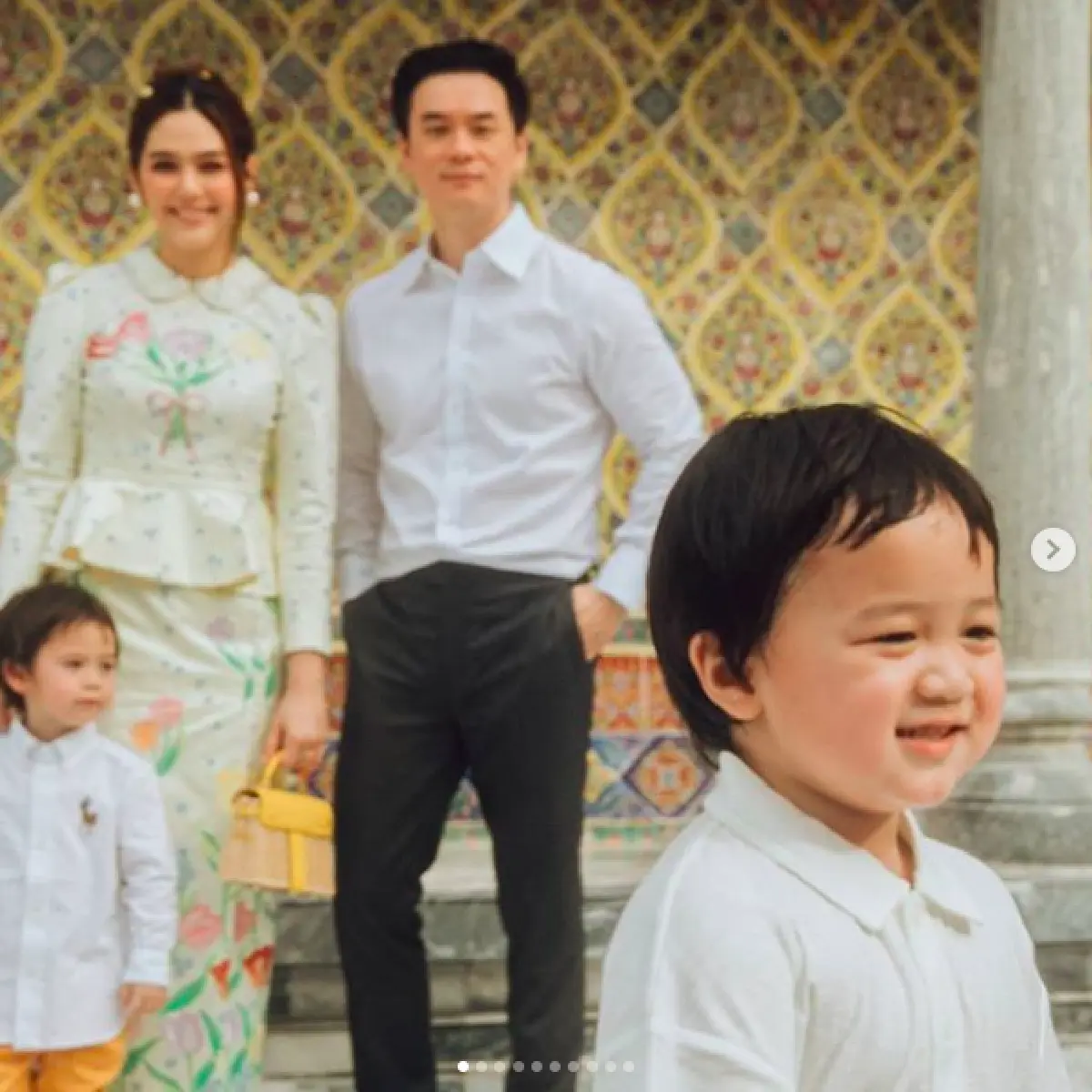 “ชมพู่” แต่งชุดไทยสุดสง่า พา “น้องสายฟ้า-น้องพายุ” และสามี เข้าวัดทำบุญ