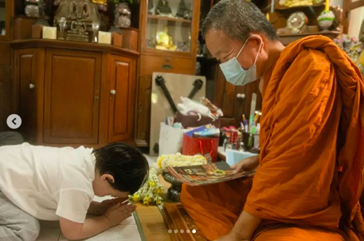 “ชมพู่” แต่งชุดไทยสุดสง่า พา “น้องสายฟ้า-น้องพายุ” และสามี เข้าวัดทำบุญ