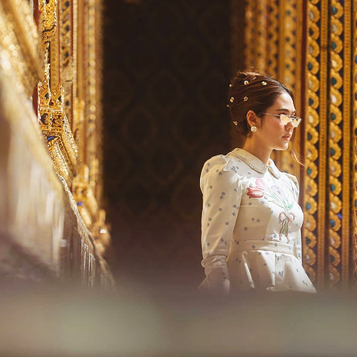 “ชมพู่” แต่งชุดไทยสุดสง่า พา “น้องสายฟ้า-น้องพายุ” และสามี เข้าวัดทำบุญ