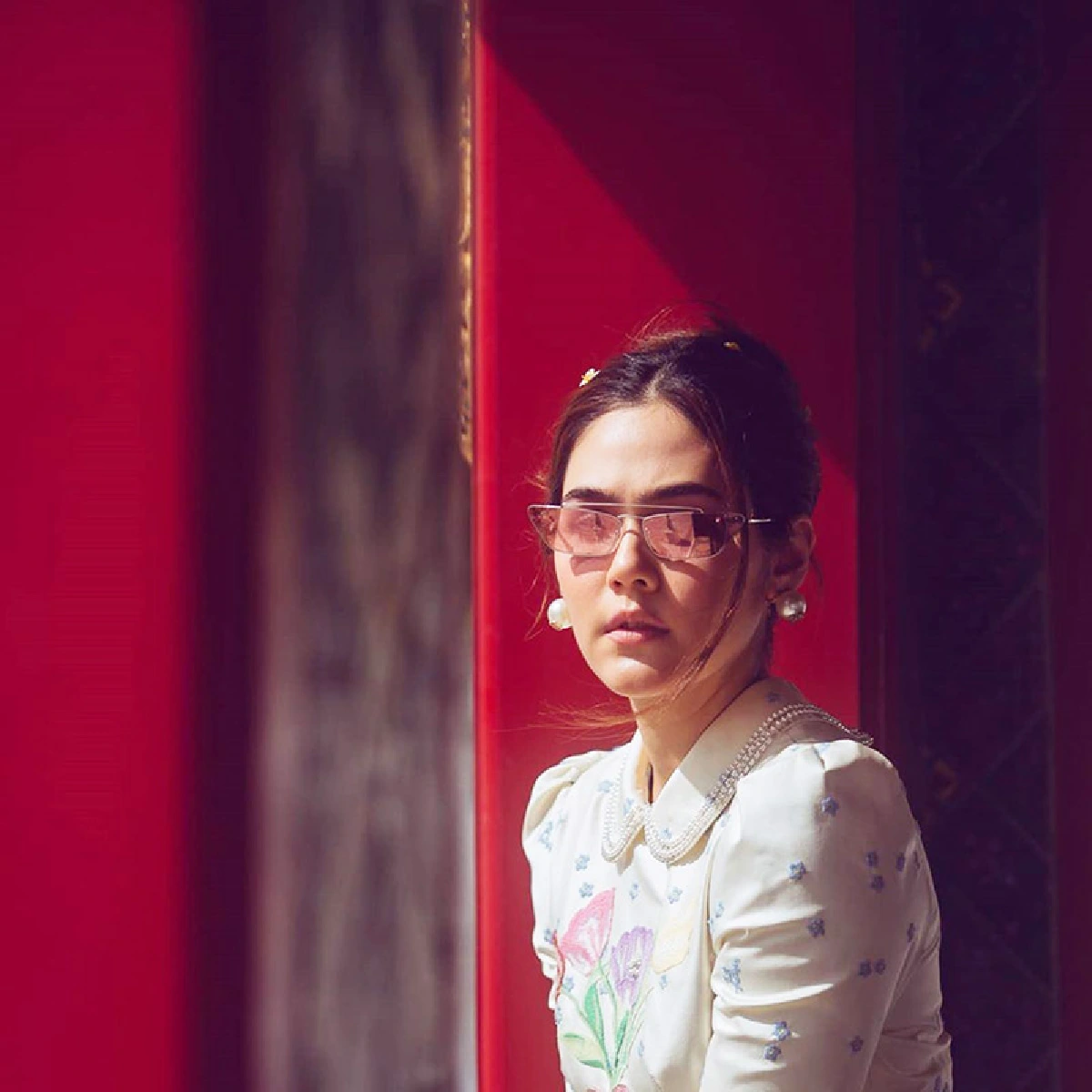 “ชมพู่” แต่งชุดไทยสุดสง่า พา “น้องสายฟ้า-น้องพายุ” และสามี เข้าวัดทำบุญ