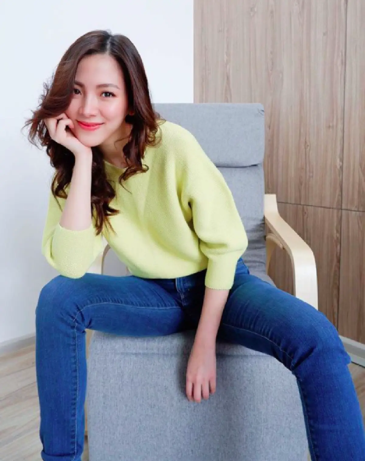 เอ็นดูหนัก! "ใบเฟิร์น" ทำงานหนักจนเบลอ ถึงขั้นใส่รองเท้าผิดคู่ออกนอกบ้าน