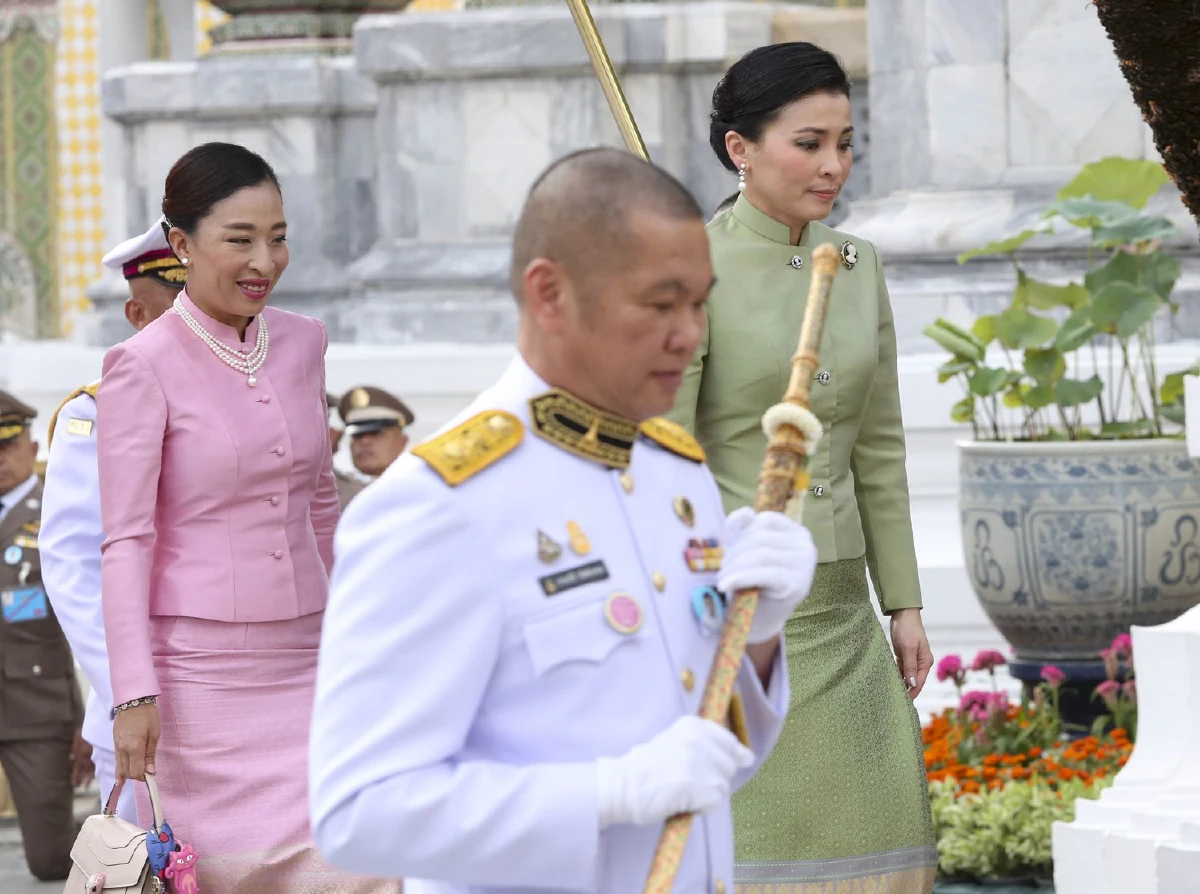 "ในหลวง-พระราชินี"เสด็จฯทรงเปลี่ยนเครื่องทรงฤดูฝน"พระแก้วมรกต"